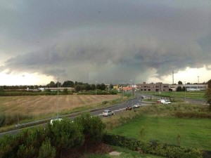 Tromba d'aria in arrivo su #pavia foto Rossini Mario